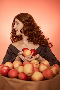 С неба упали три яблока