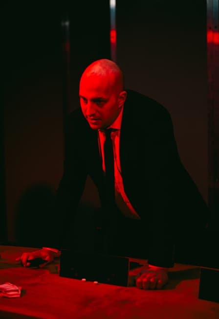 Стрелять надо в голову. Спектакль