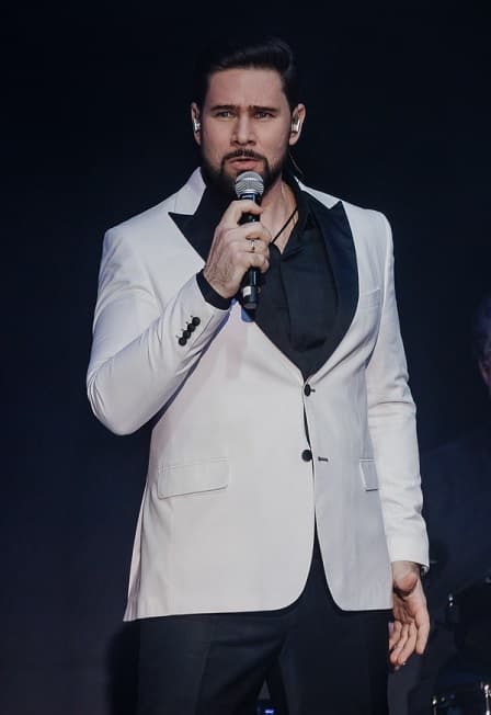 Певец у микрофона. Сольный концерт заслуженного артиста Краснодарского края Николая Колчевского