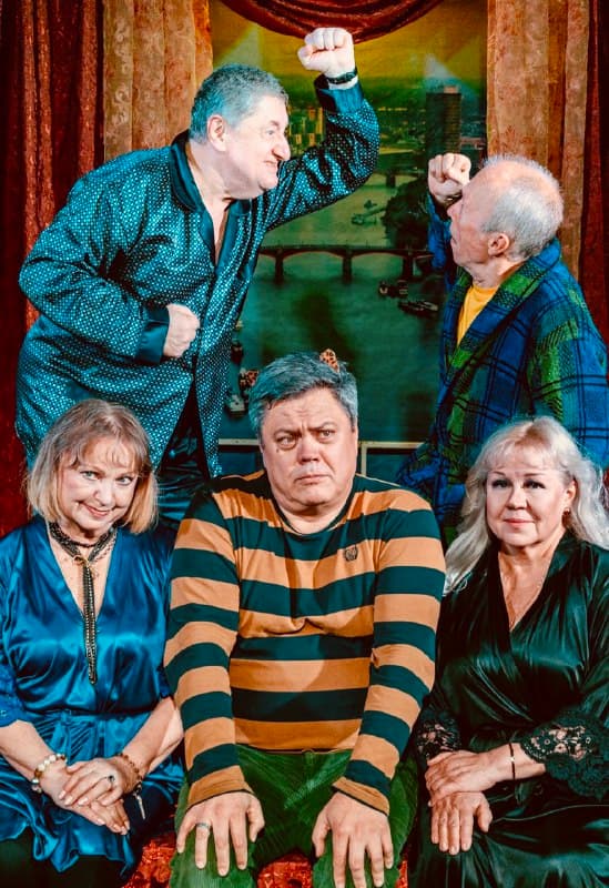 Он, она, шпион, балкон