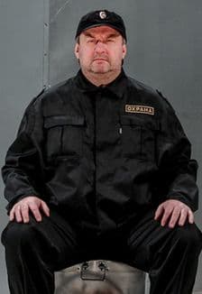 Четверо в комнате, не считая охранника