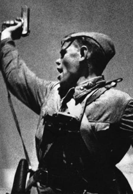 Поклонимся великим тем годам!