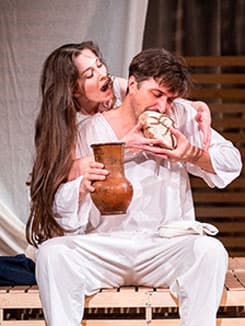 Одна нога на берегу,другая-в лодке