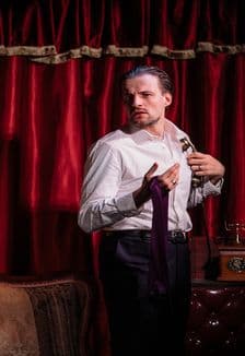 Он. Она. Окно...