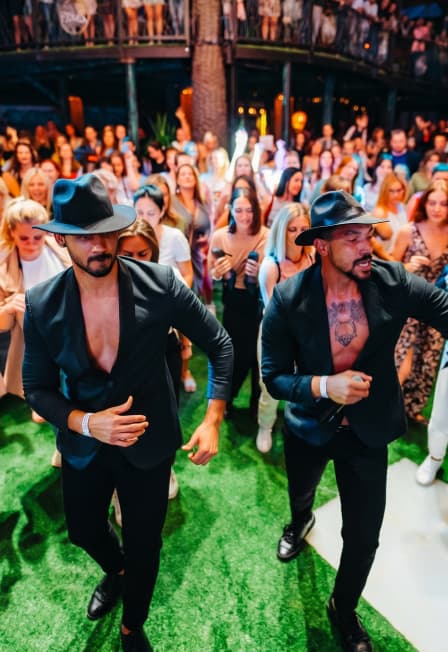 Финальная Латина на крыше на 800 человек: живая музыка и мощные хиты. Despacito, Macarena, Daddy Yankee. Поем и танцуем вместе.