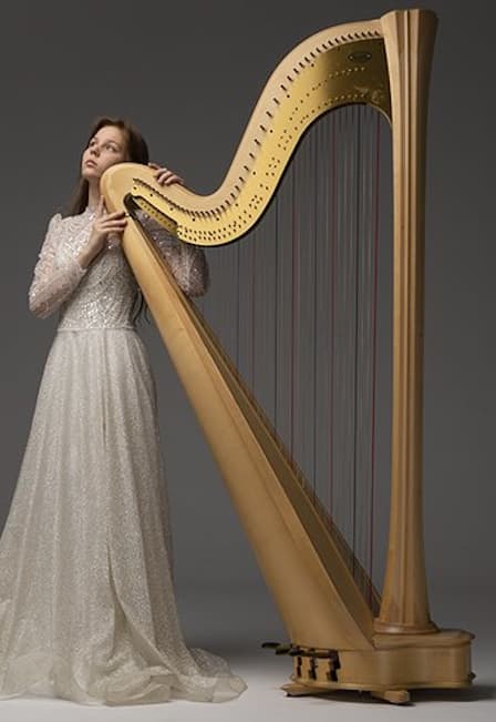 Арфа при свечах
