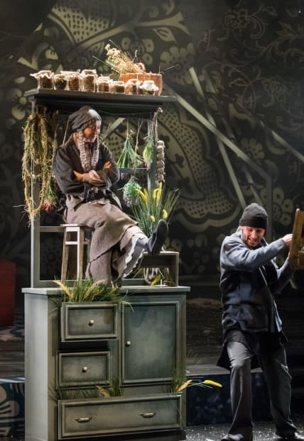 С неба упали три яблока