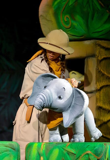 Любопытный слонёнок (г. Омск)