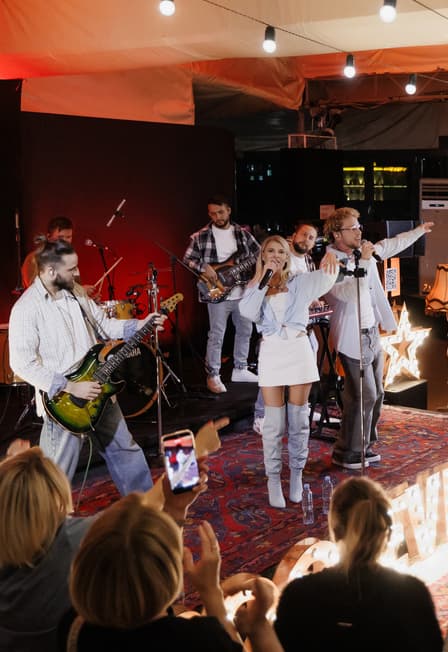 Караоке. Дискотека. Хиты 90-х и 2000-х. На теплой крыше. Поем хором и танцуем на вечеринке