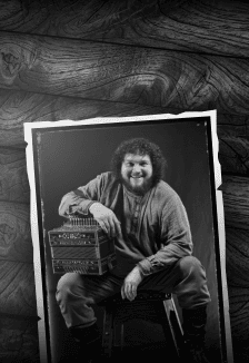 И поет мне в землянке гармонь....