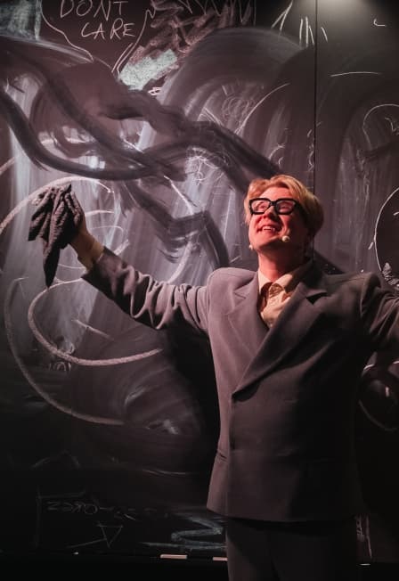 Хокинг. Моноспектакль с возможностью пролёта по Вселенной