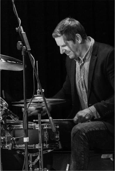 Поющий барабанщик Евгений Суворов