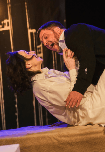 Двое на качелях