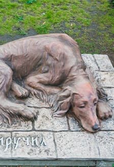 Необычные памятники. Встреча