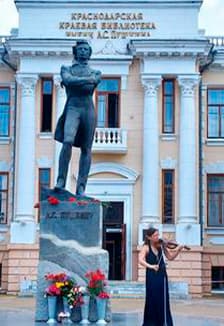 И богатства пушкинского слога не забыты будут на Руси. Поэтическая горница