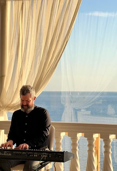 Фортепиано на закате на смотровой башне Панорама