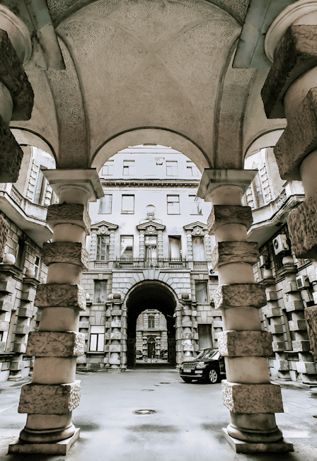 СЕКРЕТЫ ПЕТРОГРАДСКОЙ СТОРОНЫ: ПАРАДНЫЕ И ДВОРЫ