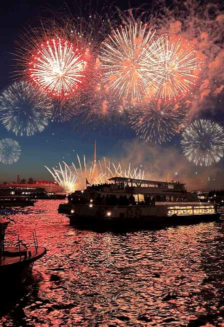 Салют в День Победы с борта двухпалубного теплохода