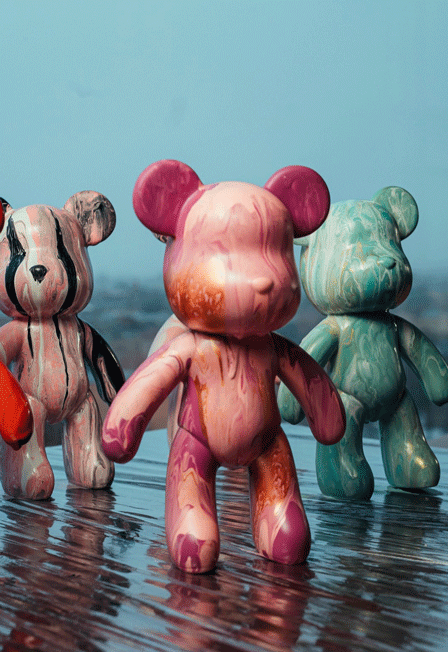 Роспись мишки Bearbricks в технике флюид-арт в ресторане Сплетни Бар Анны Асти