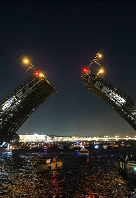 Мосты повисли над Невой (Дворцовая пристань)