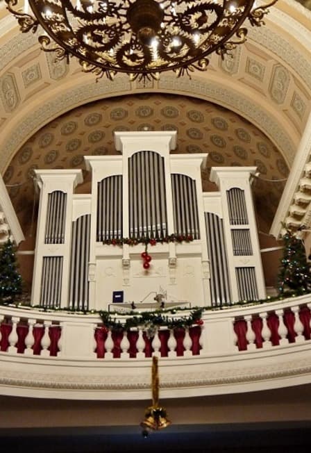 Виртуозный орган при свечах