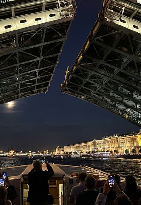 Развод мостов. Ночная прогулка по Неве