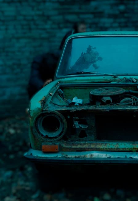 ЧЕЛОВЕК В ЗАКРЫТОЙ КОМНАТЕ