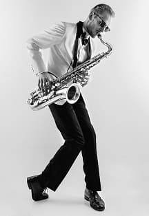 2x2 Saxophone Quartet и Яна Дельмас. Джаз на сцене Noisy River