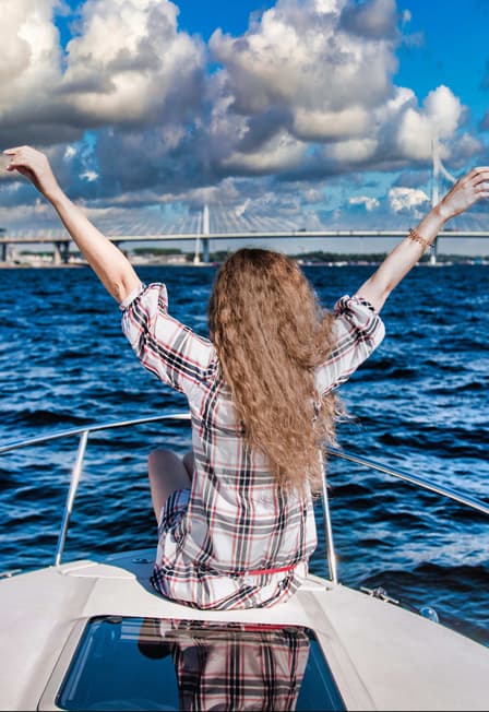 Полуденный выстрел на теплоходе: прогулка по каналам Петербурга с детьми