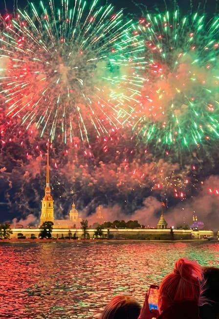 Салют 9 мая с воды. Праздничная прогулка по Неве на однопалубном