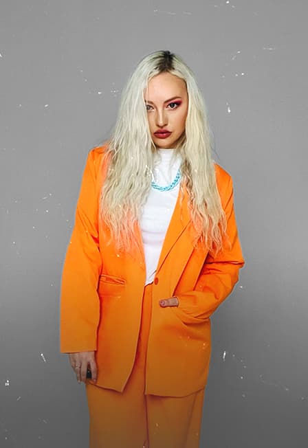 Блондинка КсЮ