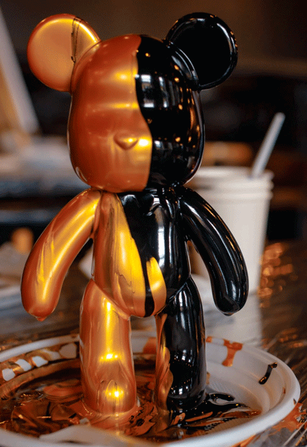 Роспись мишки Bearbricks в технике флюид-арт в ресторане Tillander