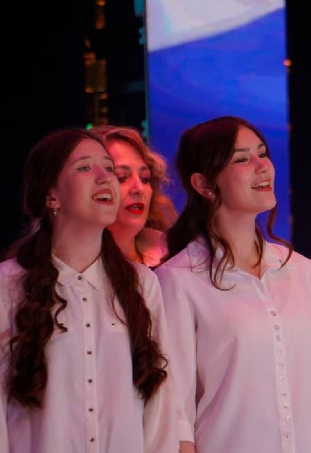 Музыкальная игра «Поем на все сто»