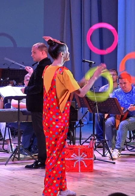 Девочка на шаре