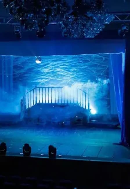 За занавесом