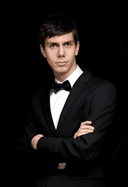 Константин Хачикян (фортепиано), дирижёр — Чен Шу Си.