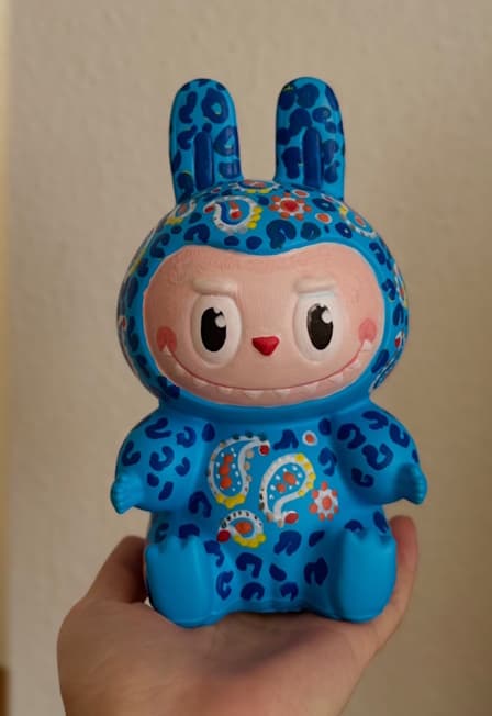 Роспись игрушки Лабубу в от Артвайбс в ресторане "Тиландер"