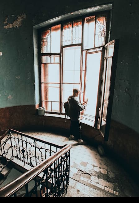 СЕКРЕТЫ ПЕТРОГРАДСКОЙ СТОРОНЫ: ПАРАДНЫЕ И ДВОРЫ