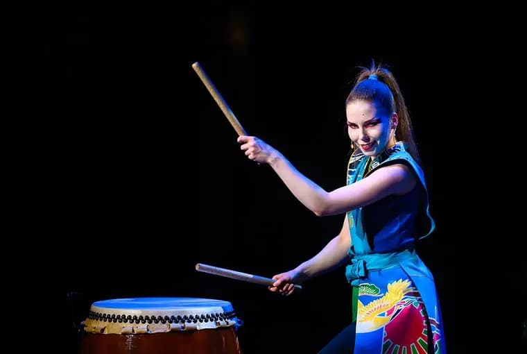 Шоу японских барабанов. Раскаты Грома