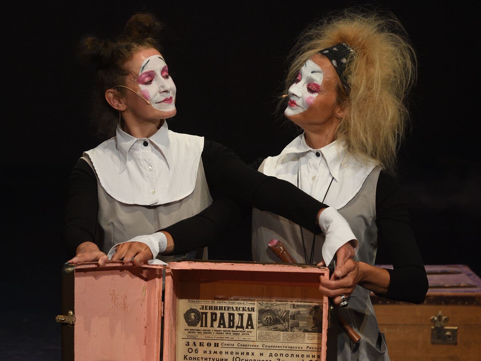 Красный платок (Театральная долина)