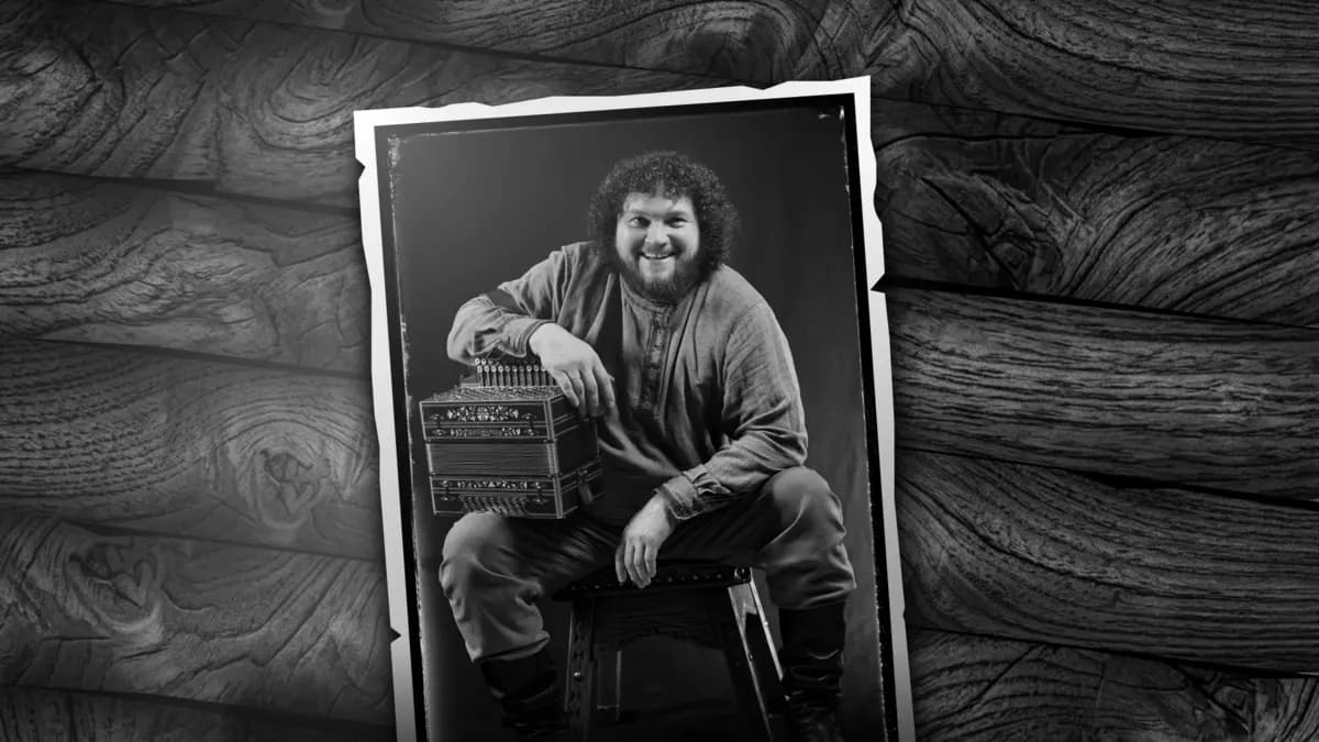 И поет мне в землянке гармонь....