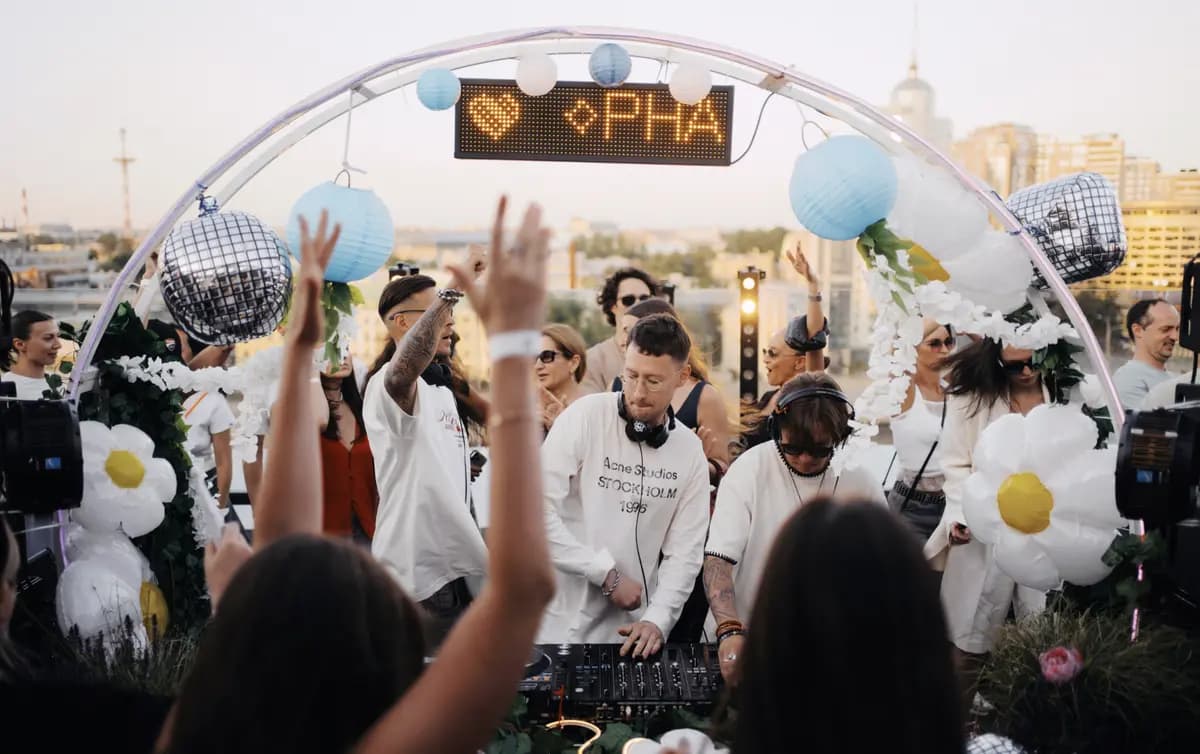 Phagamast Rooftop Daytime (Крыша 18)