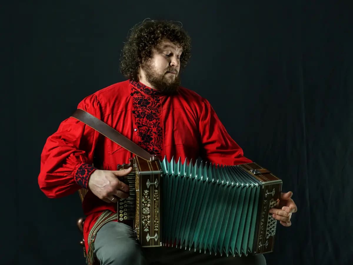 И поёт мне в землянке гармонь.... (Музыкальная квартира на Тверской)