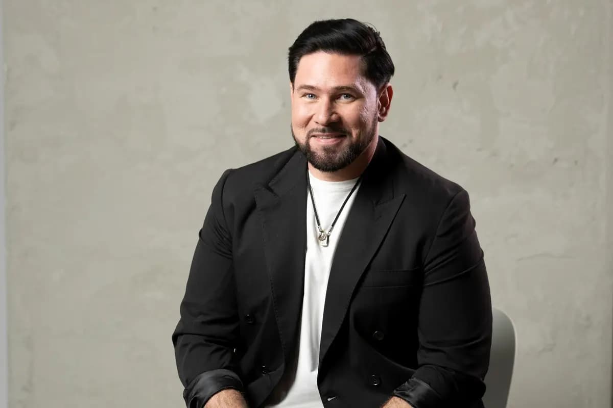 Николай Колчевский. Певец у микрофона (Филармония им. Григория Пономаренко)