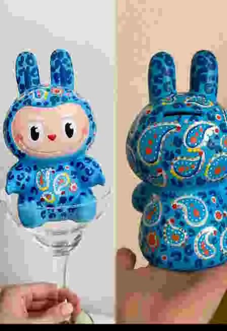 Роспись игрушки Лабубу с видом на Исакий от Артвайбс