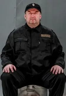 Четверо в комнате, не считая охранника