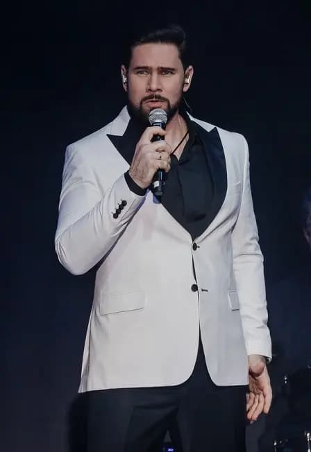 Певец у микрофона. Сольный концерт заслуженного артиста Краснодарского края Николая Колчевского