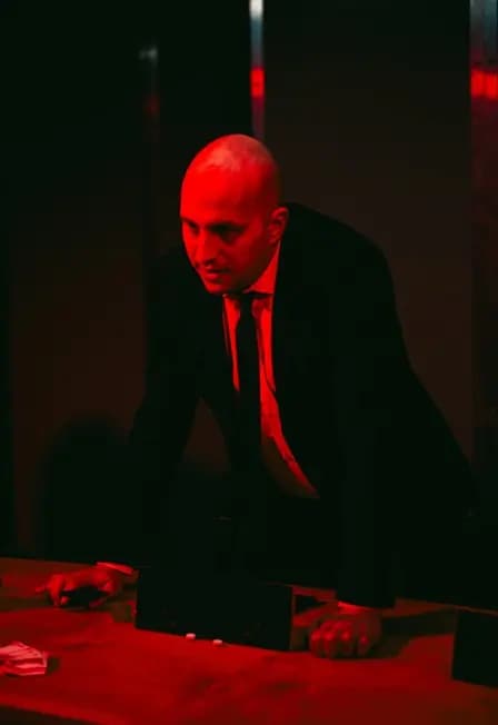 Стрелять надо в голову. Спектакль