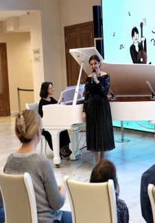 Корзина с еловыми шишками