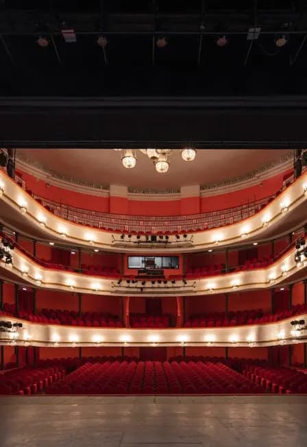 Детская экскурсия по исторической сцене Театра Маяковского